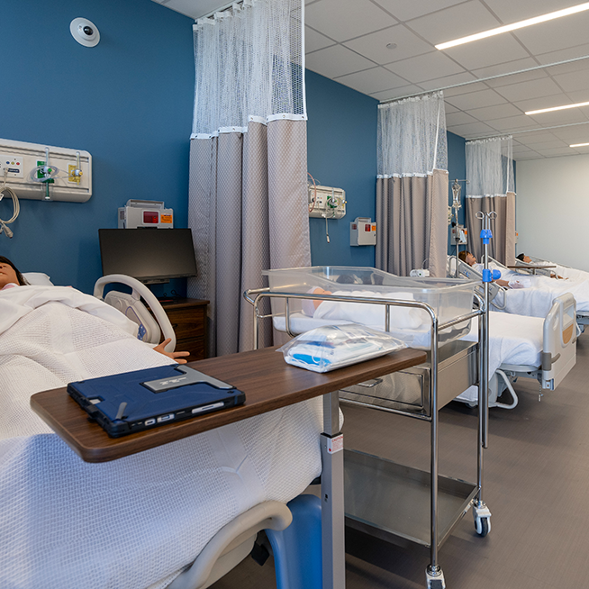 Galen Nashville simulation lab showing medical mannequins on hospital beds.